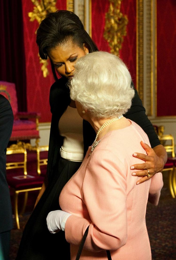 USA's præsidentfrue, Michelle Obama, lægger armen om Dronning Elizabeth, under et besøg på Buckingham Palace i London. 