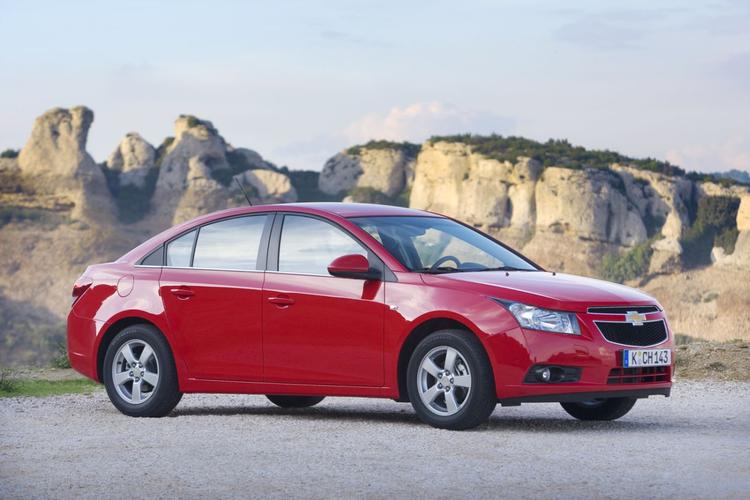 Chevrolet Cruze giver et varsel om den kommende designstil. Skarpe linier dominerer, og det resulterer i en bil, der er meget let at overskue i al slags trafik. Foto: Pressefoto 