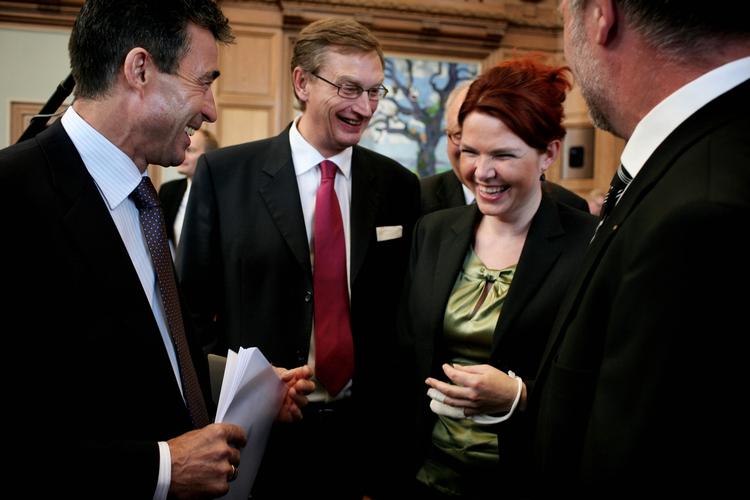 Venstres politiske ordfører Inger Støjberg i selskab med blandt andre statsminister Anders Fogh Rasmussen ved Folkertingets åbning sidste år. Det kommer de ikke til at gentage i år, hvis Fogh bliver valgt til Natos nye generalsekretær. 