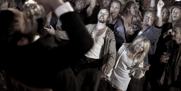 Jens Andersen og Pernille Vallentin som det dumme svin Lars og kæresten Scarlett befinder sig i centrum af jyske drukmåse og pisbavianer. Foto: Per Anders Jørgensen 