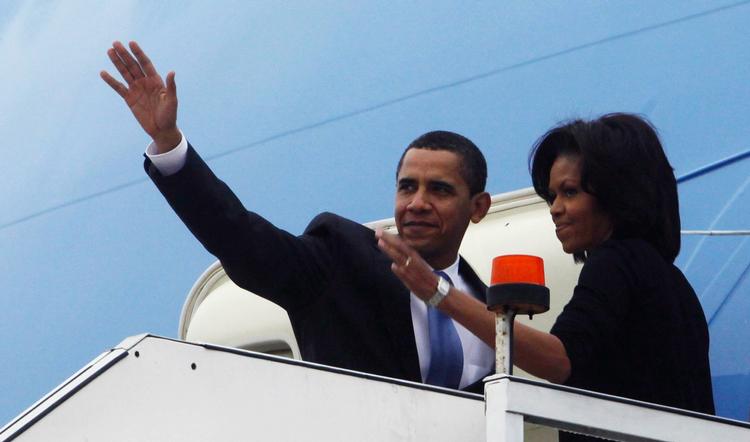 Præsident Barack Obama og hans hustru Michelle Obama forlader Stansted Lufthavn i Air Force One, som sætter kurs mod Strasburg i Frankrig. 