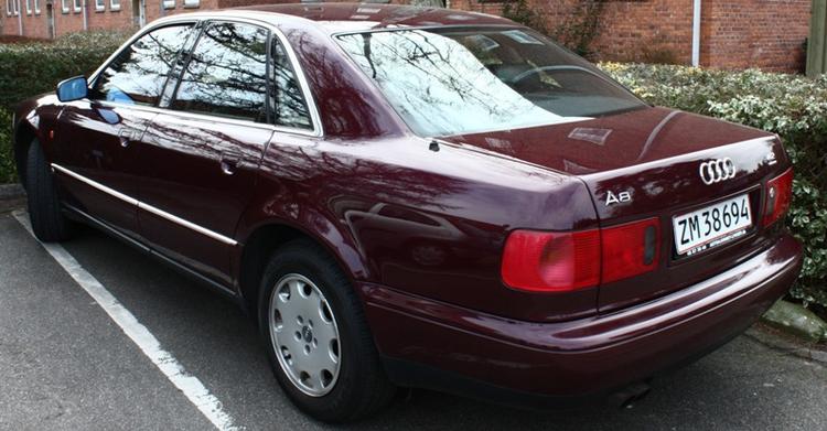 Den bordeauxrøde Audi A8. 