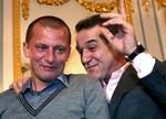 Storhed og fald. Gigi Becali var indtil for to år siden Rumæniens rigeste mand. Nu er Steaua Bukarests klubejer varetægtsfængslet for kidnapning. Arkivfoto. 