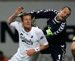 Søren Jochumsen - her højest i duellen med Peter Møller tilbage i 2005 - sætter kamprekord for AC Horsens mod FC Midtjylland på søndag. Arkivfoto. 