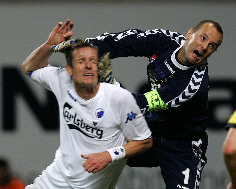 Søren Jochumsen - her højest i duellen med Peter Møller tilbage i 2005 - sætter kamprekord for AC Horsens mod FC Midtjylland på søndag. Arkivfoto. 