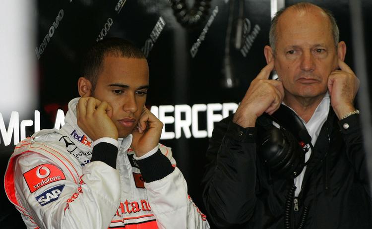 Lewis Hamilton og McLaren Mercedes' teamchef, Ron Dennis, under forberedelserne til Formel 1-løbet i Melbourne, der endte i en skandale. 