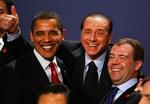 Silvio Berlusconi kan godt lide opmærksomhed. Her er han flankeret af USA's præsident, Barack Obama, og Ruslands ditto, Dmitrij Medvedev. 