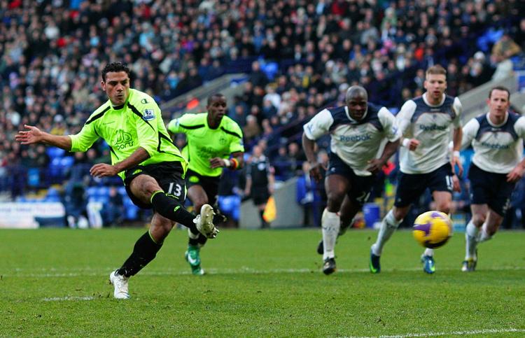Amr Zaki har scoret 10 af Wigans 30 mål i denne sæson. her på straffespark mod Bolton i december. Arkivfoto. 