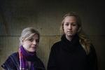 Cecilie Gormsen (tv.) og Tine Sandorf, der bor i Århus, mener at Foghs langsommelige udmelding har skabt usikkerhed i Danmark. 
