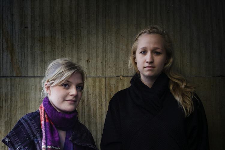 Cecilie Gormsen (tv.) og Tine Sandorf, der bor i Århus, mener at Foghs langsommelige udmelding har skabt usikkerhed i Danmark. 