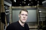 Steen Langeberg arbejdede på hedengangne TV 2 Radio og har også spillet livredder i ' Klovn'. Nu er han vært på tv-udgaven af satireprogrammet ' Tjenesten '. 