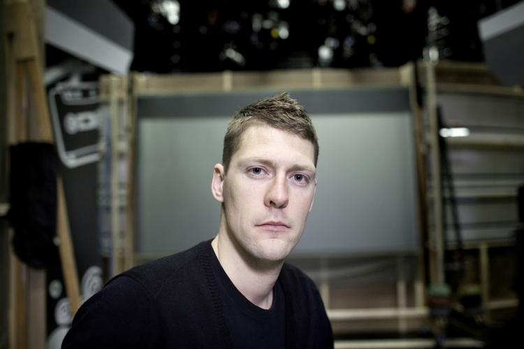 Steen Langeberg arbejdede på hedengangne TV 2 Radio og har også spillet livredder i ' Klovn'. Nu er han vært på tv-udgaven af satireprogrammet ' Tjenesten '. 