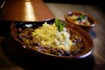 James Price laver marokkansk lamme-tagine med lammebov og couscous. 