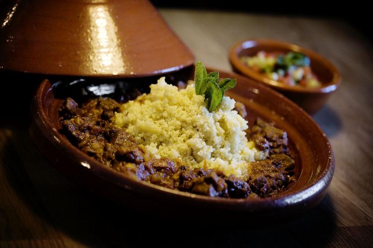 James Price laver marokkansk lamme-tagine med lammebov og couscous. 