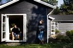Thor Jørgensen  og Bodil Chemnitz har i to år kigget forgæves efter en køber til deres sommerhus ved Kostræde Banker i Sydsjælland. Foto: Niels Christensen 