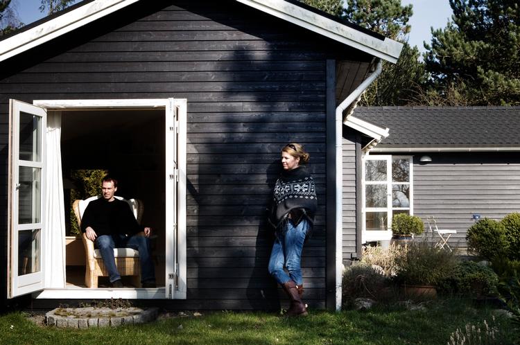Thor Jørgensen  og Bodil Chemnitz har i to år kigget forgæves efter en køber til deres sommerhus ved Kostræde Banker i Sydsjælland. Foto: Niels Christensen 