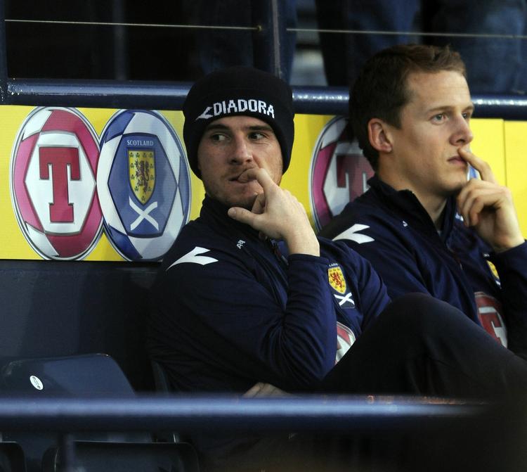 Barry Ferguson (tv.) og Allan McGregor er blevet meget upopulære efter deres druktur og efterfølgende dårlige 'bænkdisciplin' ved den efterfølgende kamp. Arkivfoto 