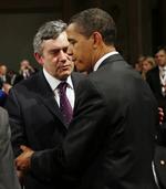 Den britiske premierminister Gordon Brown og USA's præsident Barack Obama i samtale kort før middagen, hvor Foghs fremtid afgøres. 