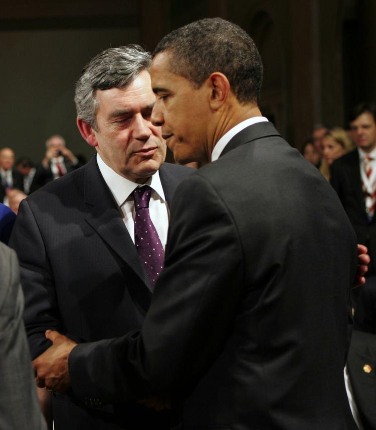 Den britiske premierminister Gordon Brown og USA's præsident Barack Obama i samtale kort før middagen, hvor Foghs fremtid afgøres. 