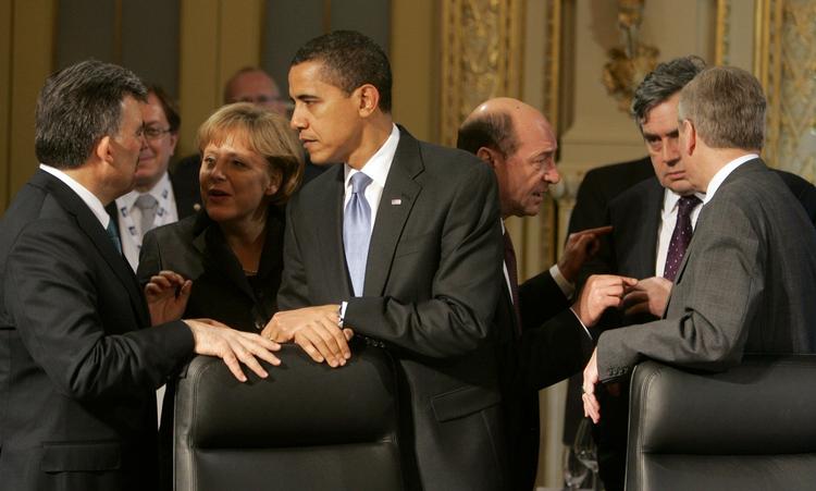 Tykiets præsident, Abdullah Gül, diskuterer med Angela Merkel og Barack Obama - måske om Foghs fremtid? 
