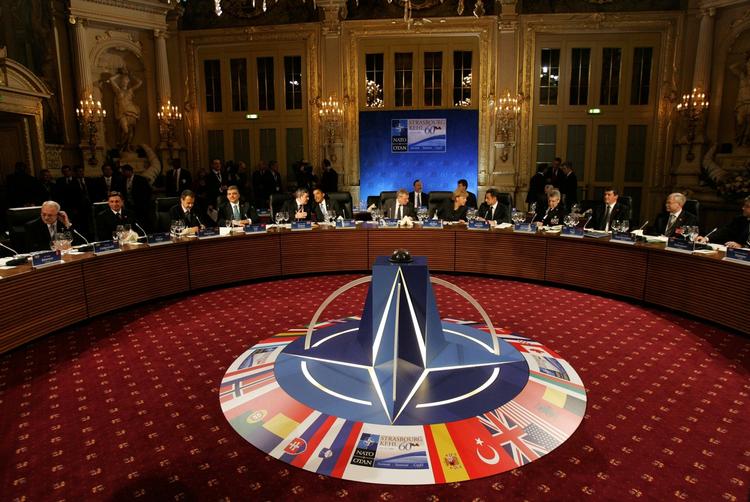 Nato-cheferne forsamlet til møde i Baden-Baden, hvor de ikke kunne blive enige om, hvem der skal være ny generalsekretær. 