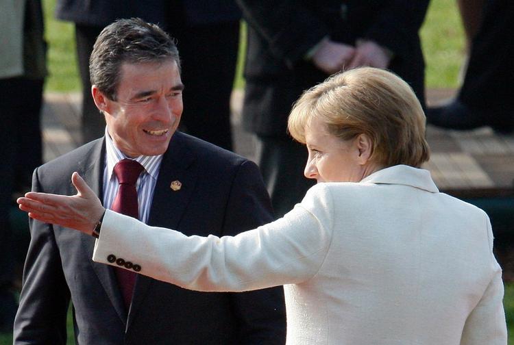 Den tyske kansler, Angela Merkel, er en af Foghs varmeste støtter. Alligevel må Fogh rejse hjem uden afklaring af sin politiske fremtid. 