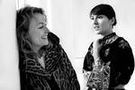 Maise Njor og Camilla Stockmann (th), forfatterne til 'Michael Laudrups tænder', har udgivet en ny rå mailkorrespondance om at »skabe sig selv på nye vilkår«. Foto: Lizette Kabré 