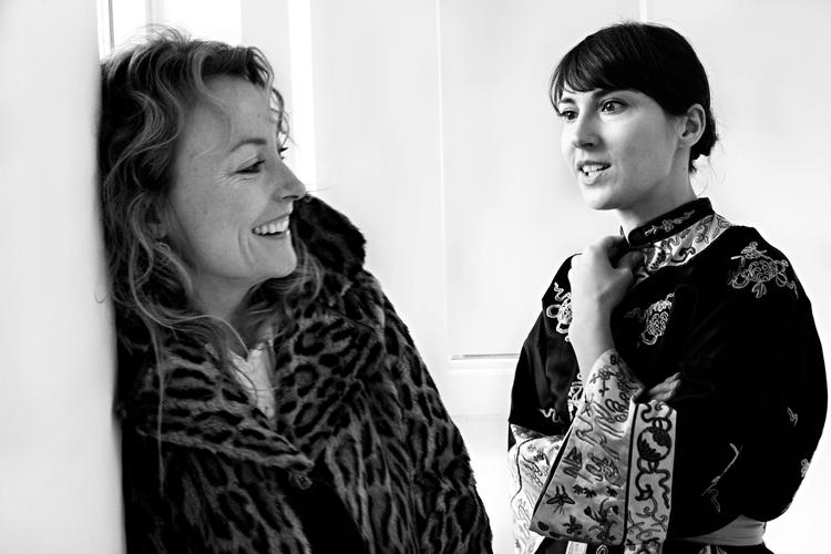 Maise Njor og Camilla Stockmann (th), forfatterne til 'Michael Laudrups tænder', har udgivet en ny rå mailkorrespondance om at »skabe sig selv på nye vilkår«. Foto: Lizette Kabré 
