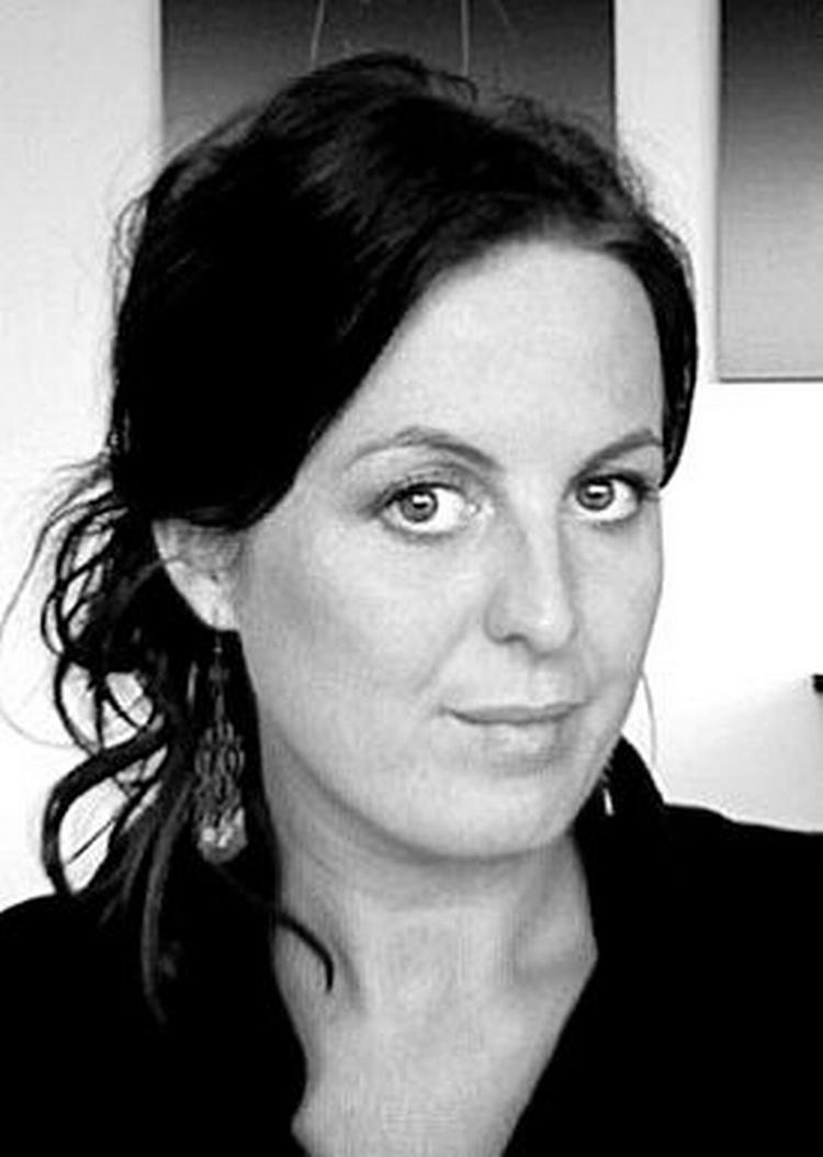 Sanne Munk Jensen er aktuel med bogen 'Mig og så Bette-P', som skiller sig ud fra mængden af litteratur for de 8-12-årige drenge ved at være en skæv 'børneroman' om at skyde naboens kone. Foto: PR 
