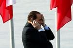 Silvio Berlusconi taler i telefon med Tyrkiets premierminister - den samtale blev afgørende. 