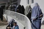 Der er ikke udsigt til et friere liv bag slørene med den nye kvindelov, der ifølge kritikere vil tillade ægteskablig voldtægt af afghanske kvinder. 