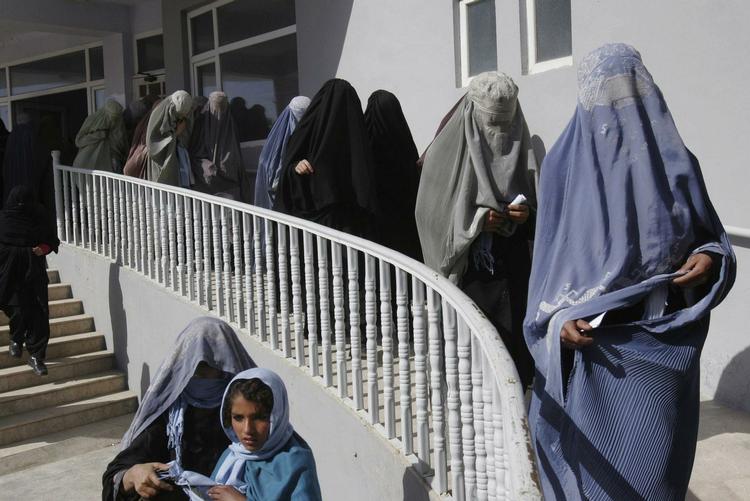 Der er ikke udsigt til et friere liv bag slørene med den nye kvindelov, der ifølge kritikere vil tillade ægteskablig voldtægt af afghanske kvinder. 