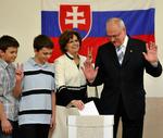 Ivan Gasparovic stemmer ved præsidentvalget i går, hvor slovakkerne valgte ham som præsident. 