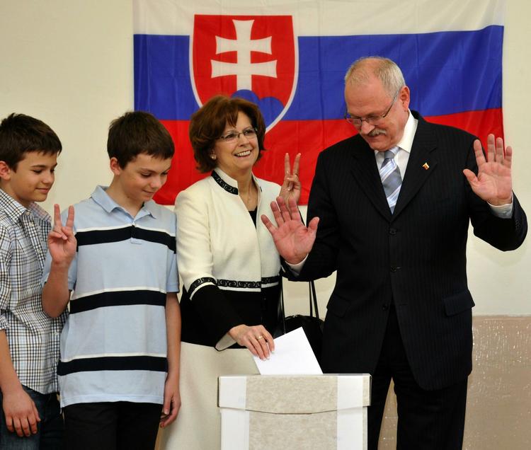 Ivan Gasparovic stemmer ved præsidentvalget i går, hvor slovakkerne valgte ham som præsident. 