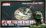 En sydkoreansk soldat ser tv om den nordkoreanske raketaffyringen. 