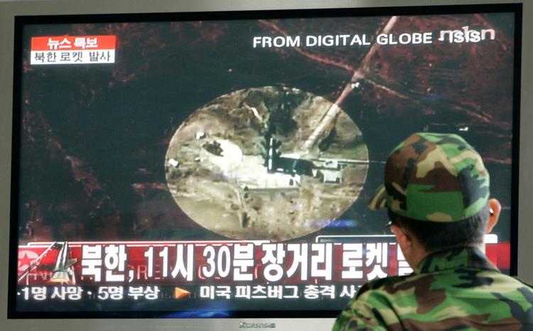 En sydkoreansk soldat ser tv om den nordkoreanske raketaffyringen. 