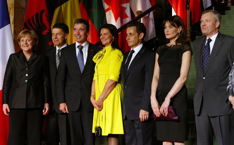 Anders Fogh Rasmussen og hustru Anne Mette skal vænne sig til et nyt liv med chauffør, kok og butler. Men intet privatfly. Arkivfoto. 