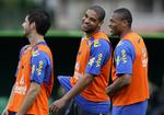 Adriano (mellem Alexandre Pato (tv) og Julio Baptista) sad på bænken og kom slet ikke i aktion i Brasiliens to seneste VM-kampe mod Ecuador (1-1) og Peru (3-0). Arkivfoto. 