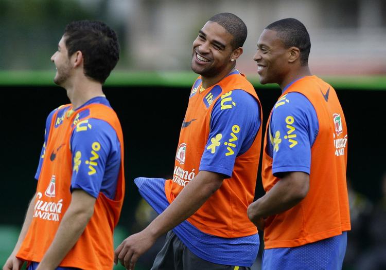 Adriano (mellem Alexandre Pato (tv) og Julio Baptista) sad på bænken og kom slet ikke i aktion i Brasiliens to seneste VM-kampe mod Ecuador (1-1) og Peru (3-0). Arkivfoto. 