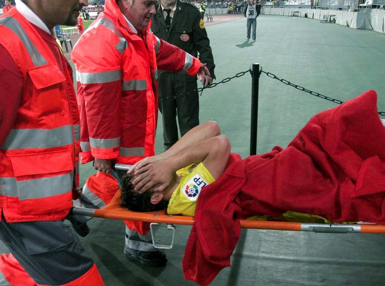 Efter 64 minutter af lørdagens ligakamp mod Almeria sluttede sæsonen for Santi Cazorla. 