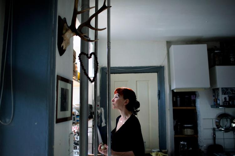 Bodil Jørgensen siger selv, at hun elsker sit køkken. Som rum. Det mentale rum, hun søger ind i, er til gengæld det religiøse. Da hun blev skilt, følte hun, at hun mistede sit ansigt over for Gud, for hun havde lovet, at det var til døden skilte. En tid vovede hun end ikke at bede aftenbøn. Foto: Miriam Dalsgaard