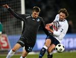 Arthur Sorin (th. i duel med Ricki Olsen fra Randers FC) er ikke med i AGF's trup mod AaB i dag. Arkivfoto. 