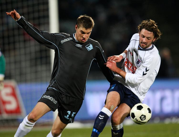 Arthur Sorin (th. i duel med Ricki Olsen fra Randers FC) er ikke med i AGF's trup mod AaB i dag. Arkivfoto. 