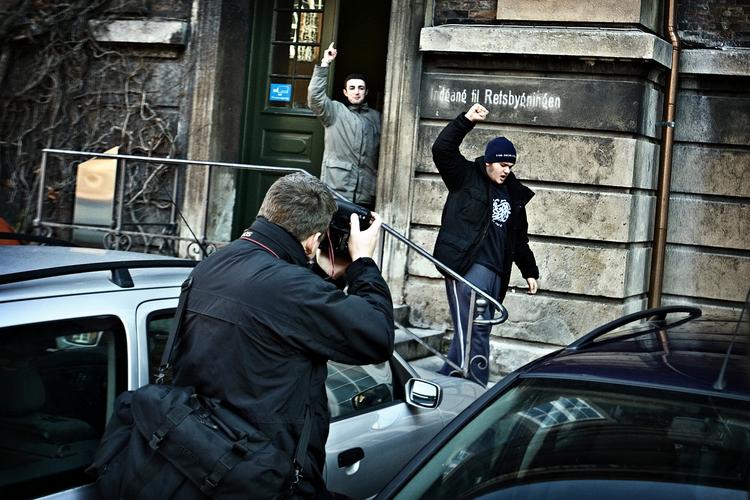 De fleste sigtelser efter terrorlovene fører aldrig til doms. Mest markant var det i Glostrupsagen. Her fejrer venner til nogle af de mange fængslede, at retten har løsladt tre af dem efter 16 måneder i fængsel. Arkivfoto 