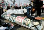 Demonstranter i Sydkorea protesterer mod nabolandets raketaffyring tidligere i dag. 
