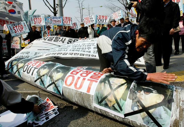 Demonstranter i Sydkorea protesterer mod nabolandets raketaffyring tidligere i dag. 
