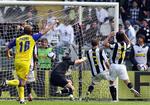 Juventus-forsvarerne må se bolden gå i kassen til 3-3. 