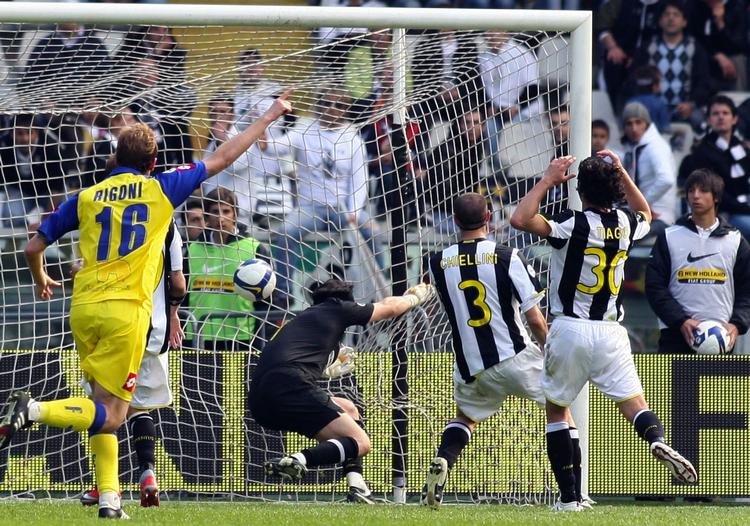 Juventus-forsvarerne må se bolden gå i kassen til 3-3. 