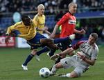 Brøndbys Ousman Jallow  i nærkamp med Esbjerg-målmanden Lars Winde. 