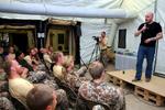 Steen 'Nalle' Nielsen er I Helmand for at underholde de danske soldater. 